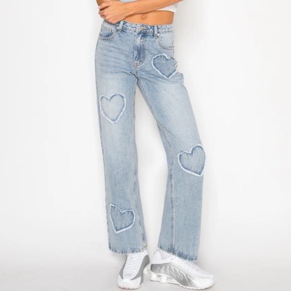 Cali1850 Denim - Heart Patched Low Rise Baggy Jeans - Light Wash